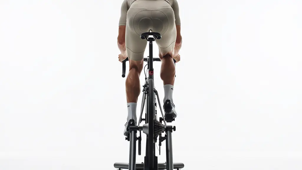 Vue arrière d'un cycliste montrant l'alignement correct des jambes pendant le pédalage