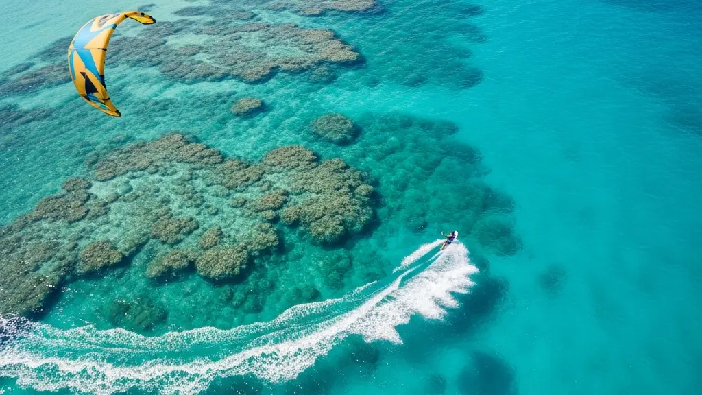 Kitesurfeur pratiquant la nage tractée dans l'eau sans planche