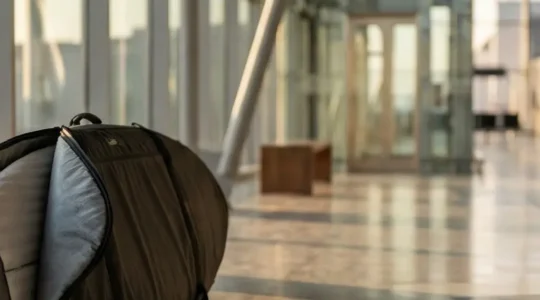 Planche de surf protégée dans un boardbag prête pour le voyage en avion dans un aéroport moderne