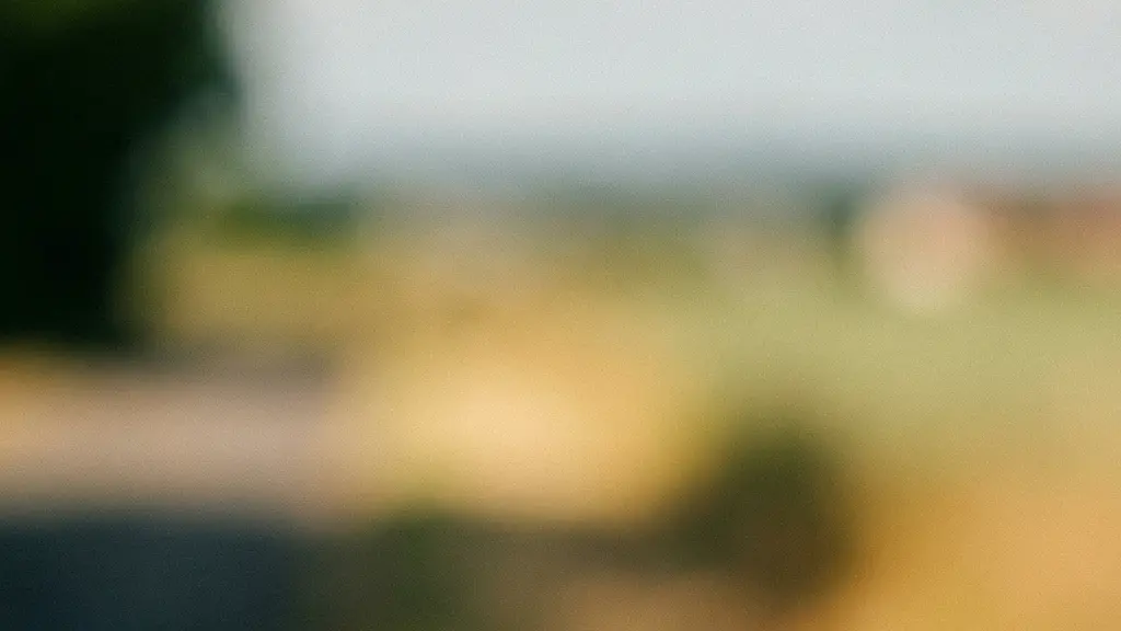 Paysage flou perçu en mouvement depuis un vélo montrant uniquement les grandes masses de couleurs et de lumière sans détails